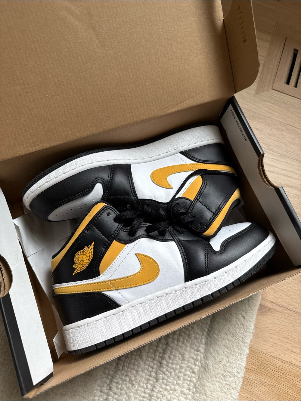 Nike Air Jordan 1 mid high top sneaker